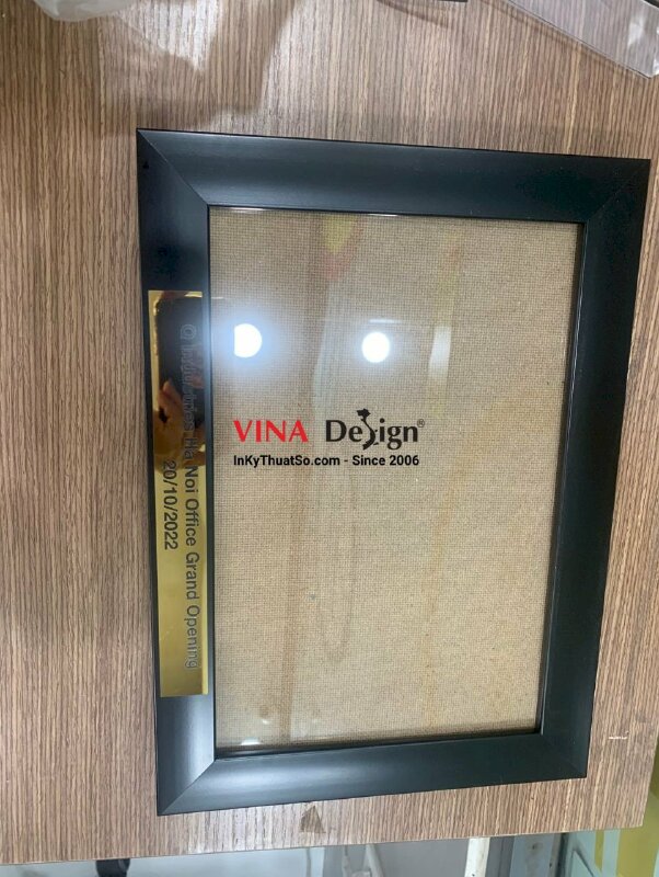 In nhãn inox tên sự kiện khai trương dán khung tranh viền đen - INKTS963
