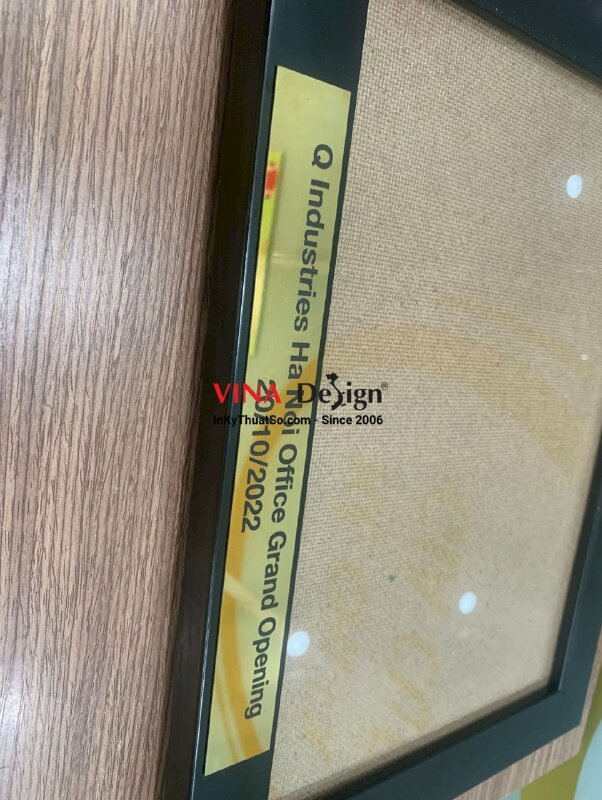 In nhãn inox tên sự kiện khai trương dán khung tranh viền đen - INKTS963