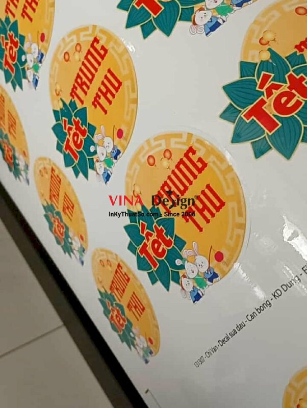 In sticker Tết Trung thu, sticker cậu bé cầm cờ Hello Việt Nam, tem Decal sữa có bế theo viền - INKTS1994