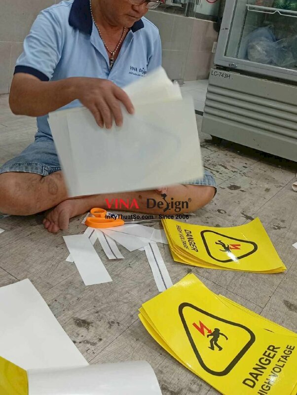 In tem cảnh báo an toàn điện Danger - High Voltage (Nguy hiểm - Điện áp cao), in Decal cán keo mặt trước dán kính - INKTS3557