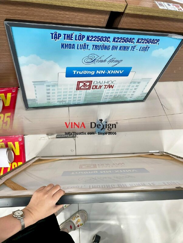 In tranh Canvas đóng khung gỗ viền đen làm quà tặng trường đại học - INKTS3595