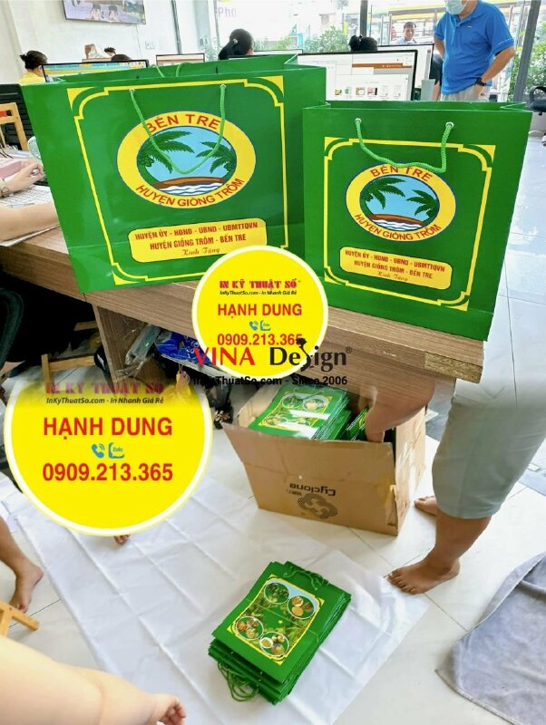 In túi giấy đựng quà tặng Kính tặng 50cm x 40cm x 20cm (hông), 30cm x 35cm x 10cm (hông) - INKTS1176