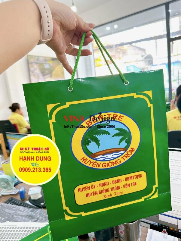 In túi giấy đựng quà tặng Kính tặng 50cm x 40cm x 20cm (hông), 30cm x 35cm x 10cm (hông) - INKTS1176