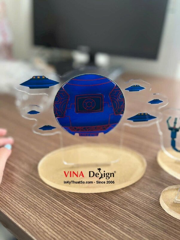 Làm standee Mica trong để bàn, cắt CNC tạo hình nhân vật, mô hình - INKTS3554