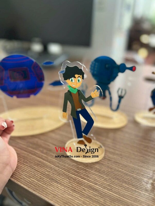 Làm standee Mica trong để bàn, cắt CNC tạo hình nhân vật, mô hình - INKTS3554
