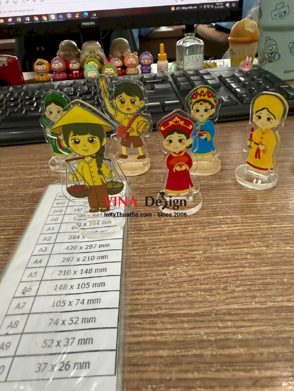 Standee để bàn Mica đồ án tốt nghiệp nhân vật chibi - INKTS3573
