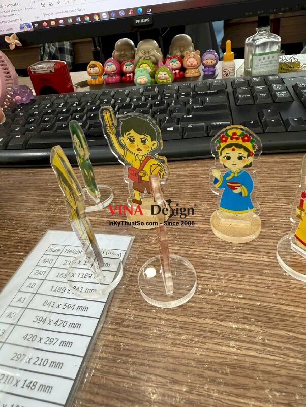 Standee để bàn Mica đồ án tốt nghiệp nhân vật chibi - INKTS3573