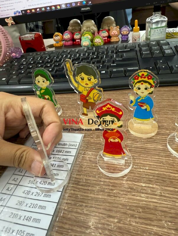 Standee để bàn Mica đồ án tốt nghiệp nhân vật chibi - INKTS3573