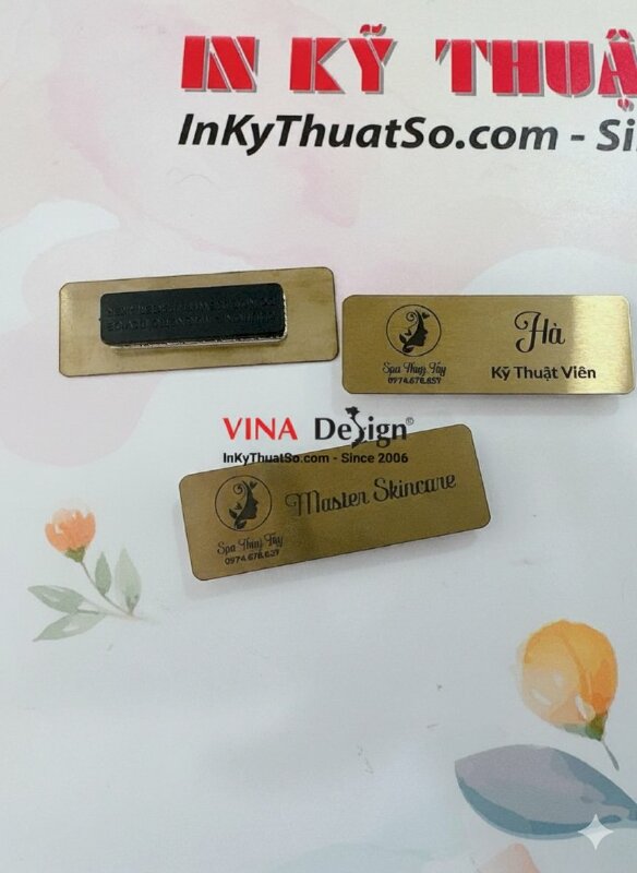 In bảng chức danh cài áo nhân viên, kỹ thuật viên, Master Skincare Spa in UV inox xước nền vàng, có gắn nam châm - INKTS1439