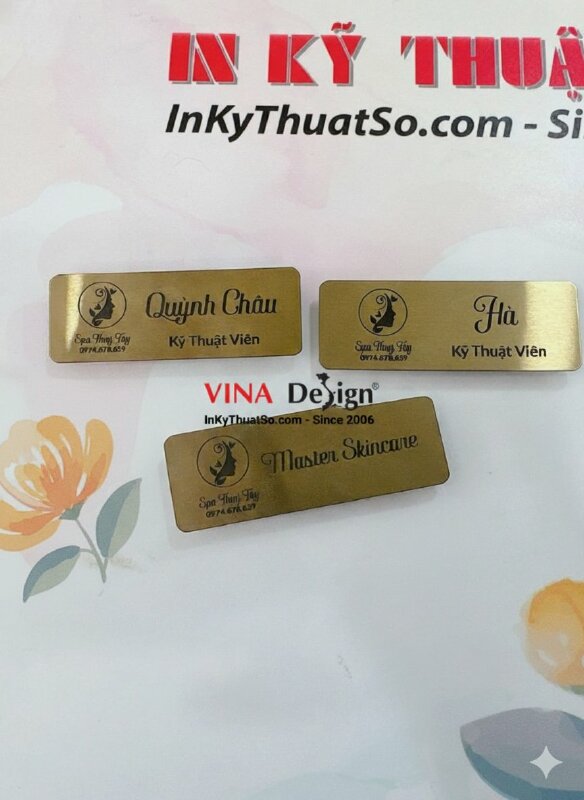 In bảng chức danh cài áo nhân viên, kỹ thuật viên, Master Skincare Spa in UV inox xước nền vàng, có gắn nam châm - INKTS1439