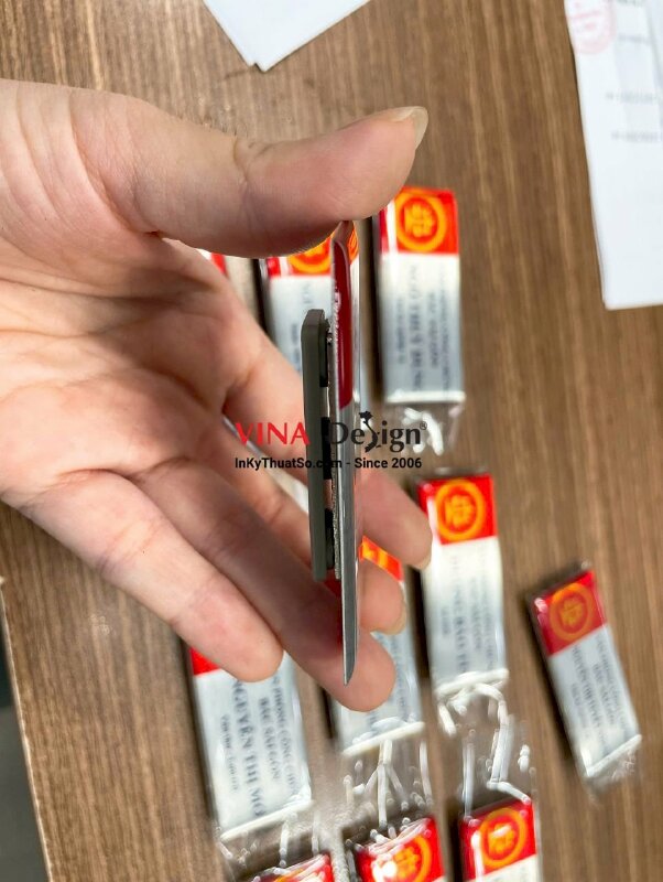 In bảng tên cài áo văn phòng công chứng, đế kim loại, mặt đổ keo trong, gắn nam châm hít - INKTS3650