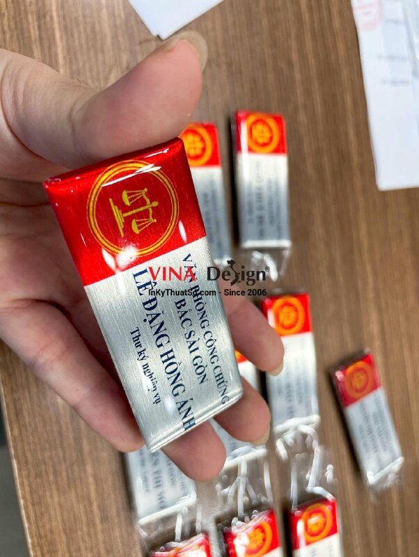 In bảng tên cài áo văn phòng công chứng, đế kim loại, mặt đổ keo trong, gắn nam châm hít - INKTS3650