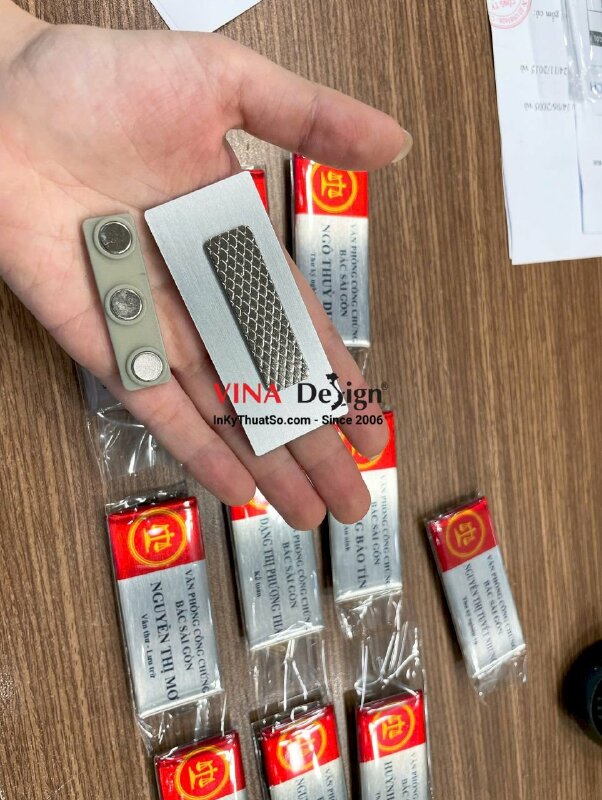 In bảng tên cài áo văn phòng công chứng, đế kim loại, mặt đổ keo trong, gắn nam châm hít - INKTS3650