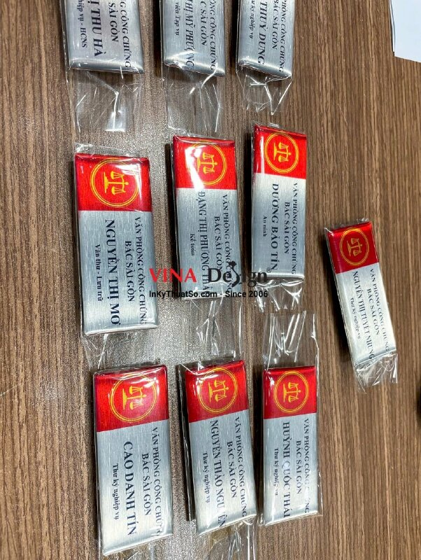 In bảng tên cài áo văn phòng công chứng, đế kim loại, mặt đổ keo trong, gắn nam châm hít - INKTS3650