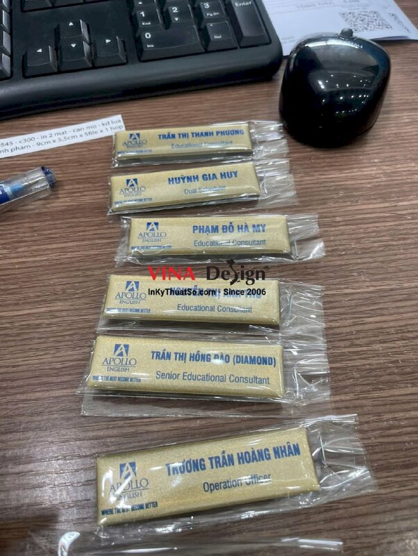 In bảng tên nhân viên trung tâm tiếng Anh, nhựa đổ keo, gắn nam châm - INKTS3616