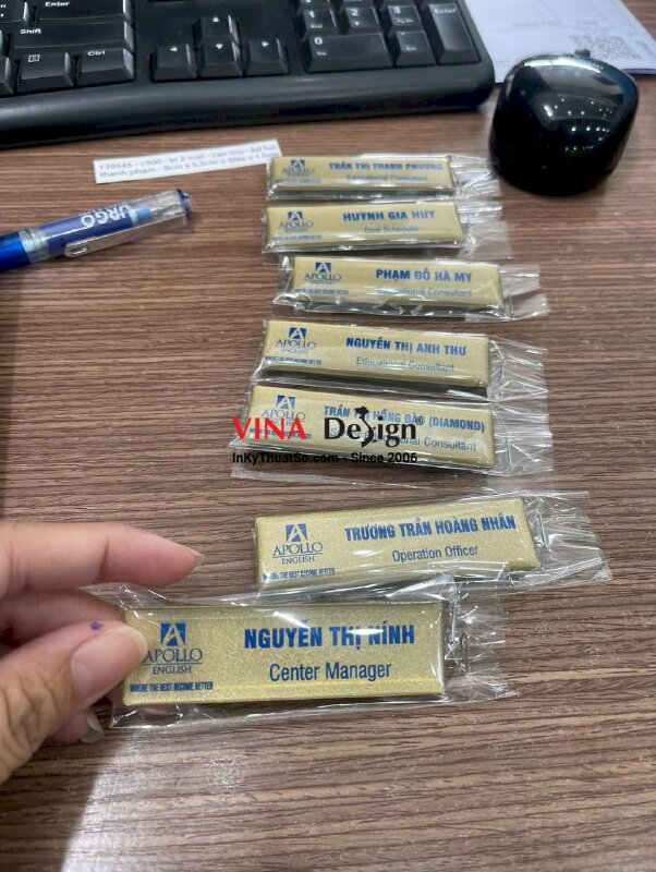 In bảng tên nhân viên trung tâm tiếng Anh, nhựa đổ keo, gắn nam châm - INKTS3616
