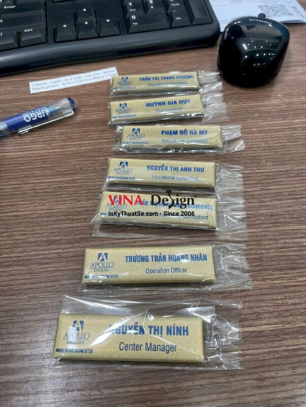 In bảng tên nhân viên trung tâm tiếng Anh, nhựa đổ keo, gắn nam châm - INKTS3616