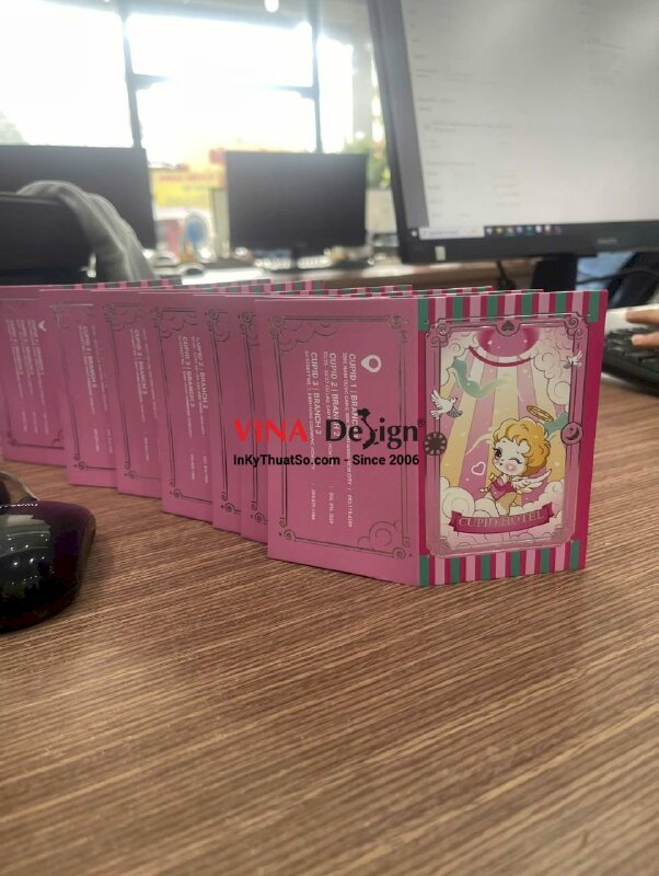 In Folder mini có tay gấp làm bao giấy đựng thẻ phòng khách sạn, ép kim tên hotel - INKTS3656