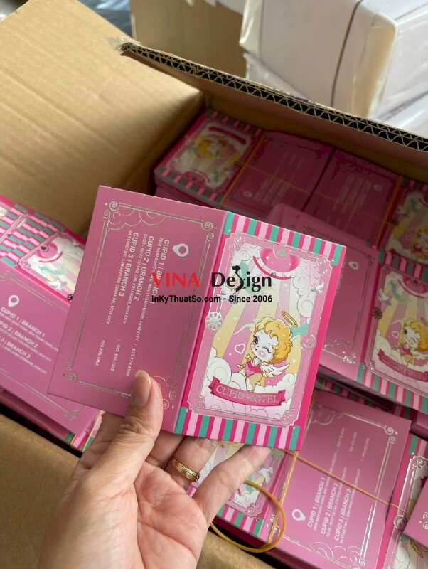 In Folder mini có tay gấp làm bao giấy đựng thẻ phòng khách sạn, ép kim tên hotel - INKTS3656