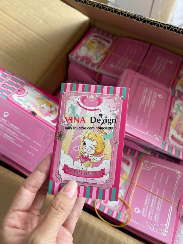 In Folder mini có tay gấp làm bao giấy đựng thẻ phòng khách sạn, ép kim tên hotel - INKTS3656