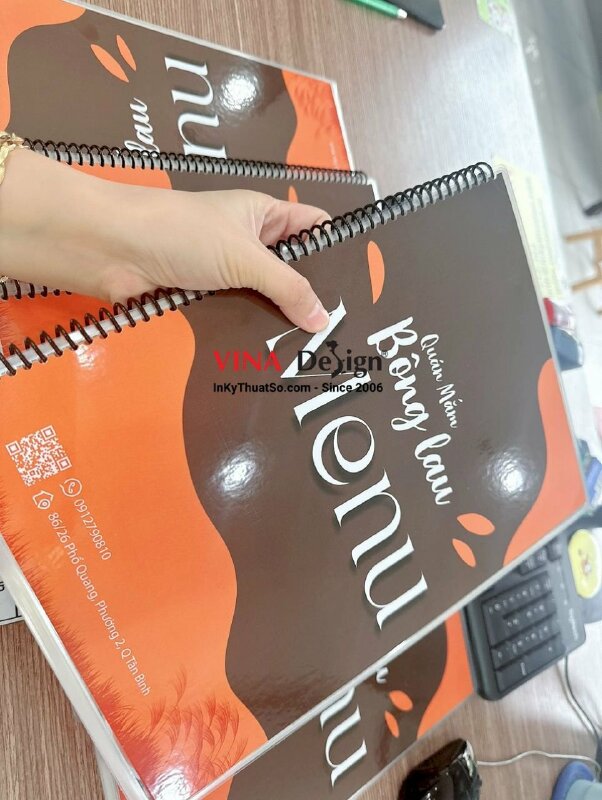 In menu ép plastic đóng cuốn lò xo cho quán ăn đặc sản - INKTS438