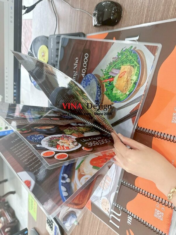 In menu ép plastic đóng cuốn lò xo cho quán ăn đặc sản - INKTS438