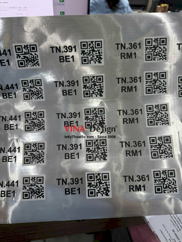 In nhãn Decal nhôm xước nền xám in UV có mực trắng, không màng, có bế - INKTS3611
