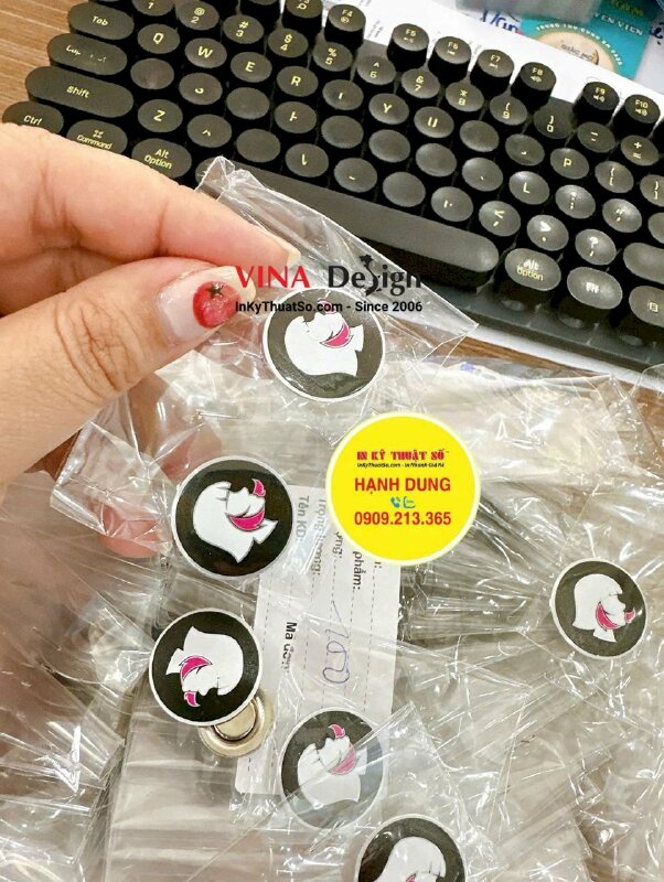 In Pin cài áo kim loại nhôm mặt xước in UV màu, gắn nam châm hít, hình tròn đường kính 2.5cm - INKTS3666