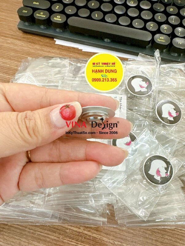 In Pin cài áo kim loại nhôm mặt xước in UV màu, gắn nam châm hít, hình tròn đường kính 2.5cm - INKTS3666