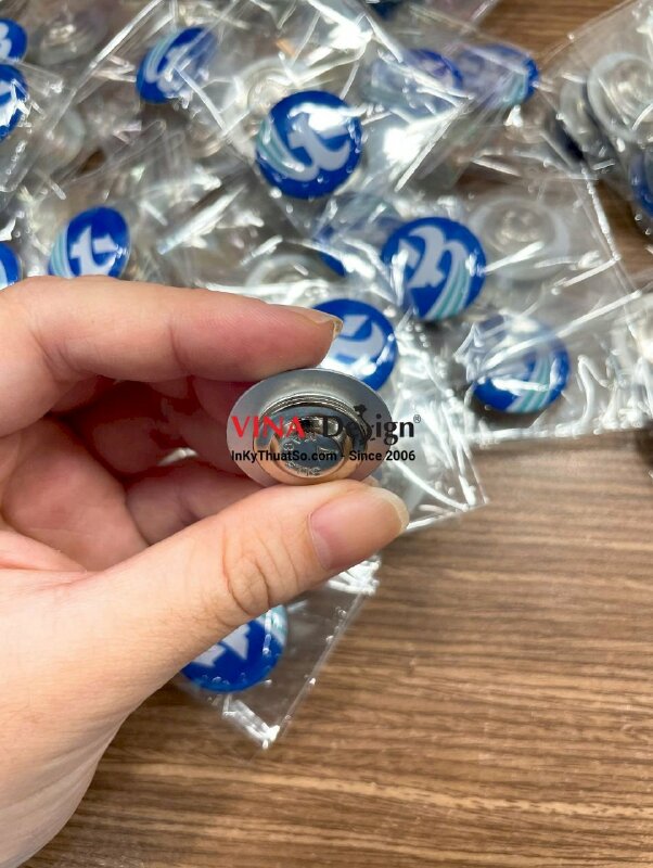 In Pin cài áo logo công ty, huy hiệu nhựa đổ keo cài áo gắn kim cài, in full tràn viền không lộ đế kim loại - INKTS3612