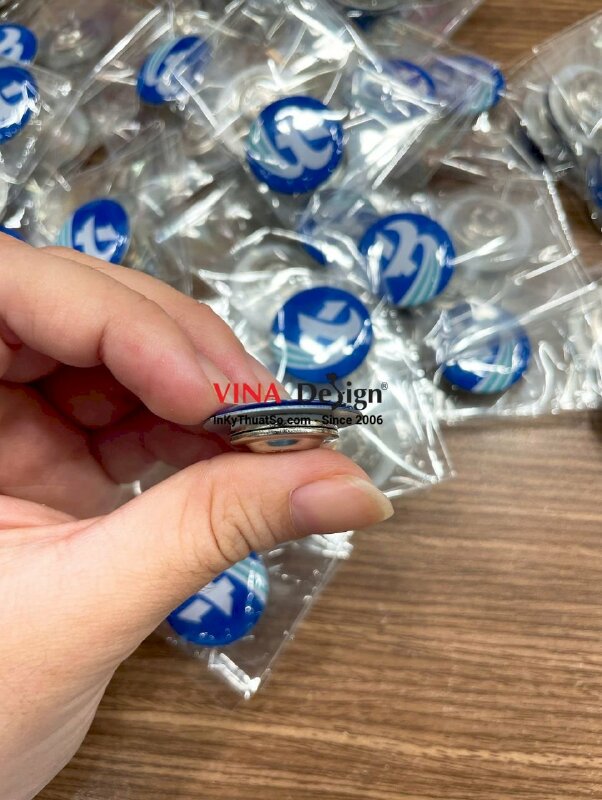 In Pin cài áo logo công ty, huy hiệu nhựa đổ keo cài áo gắn kim cài, in full tràn viền không lộ đế kim loại - INKTS3612