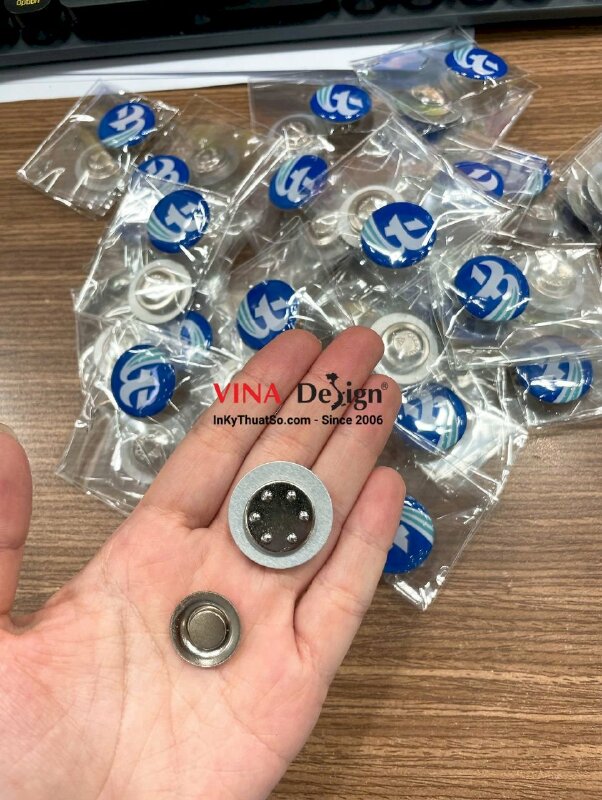 In Pin cài áo logo công ty, huy hiệu nhựa đổ keo cài áo gắn kim cài, in full tràn viền không lộ đế kim loại - INKTS3612