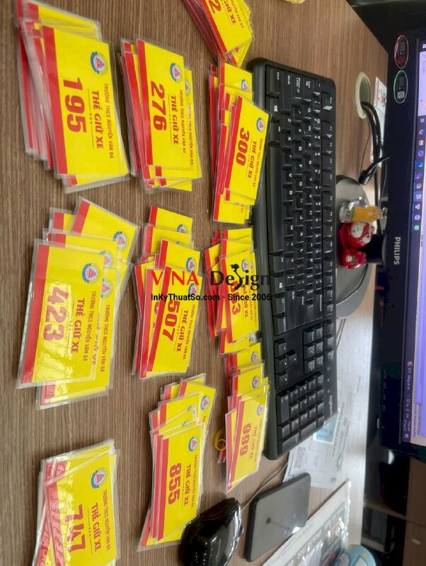 In thẻ giữ xe trường THCS, thẻ xe ép plastic in 2 mặt giống nhau, đánh số nhảy - INKTS3615