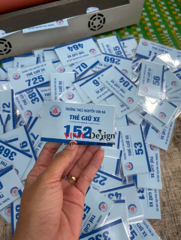 In thẻ giữ xe trường THCS, thẻ xe ép plastic in 2 mặt giống nhau, đánh số nhảy - INKTS3615