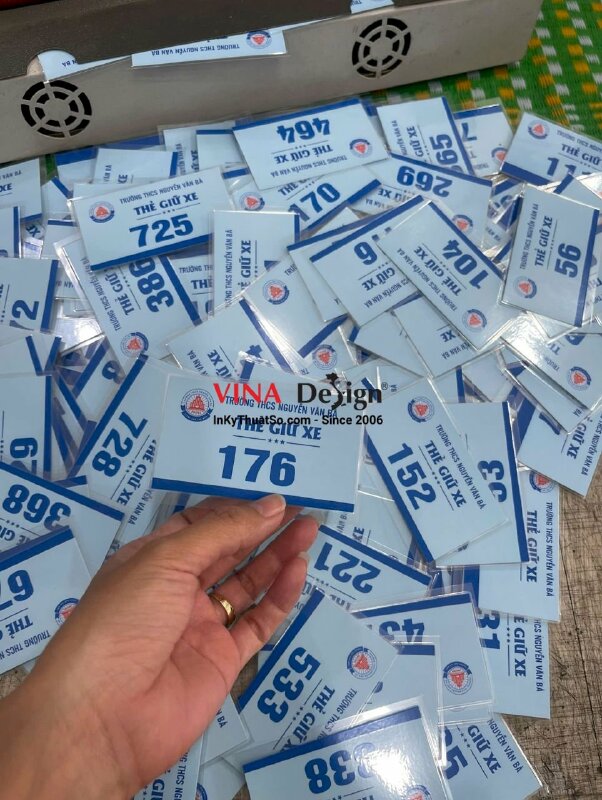 In thẻ giữ xe trường THCS, thẻ xe ép plastic in 2 mặt giống nhau, đánh số nhảy - INKTS3615