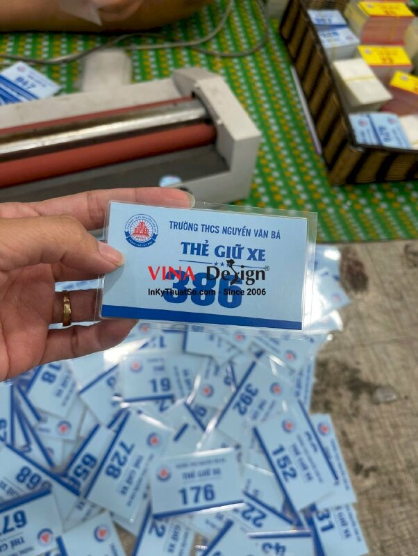 In thẻ giữ xe trường THCS, thẻ xe ép plastic in 2 mặt giống nhau, đánh số nhảy - INKTS3615