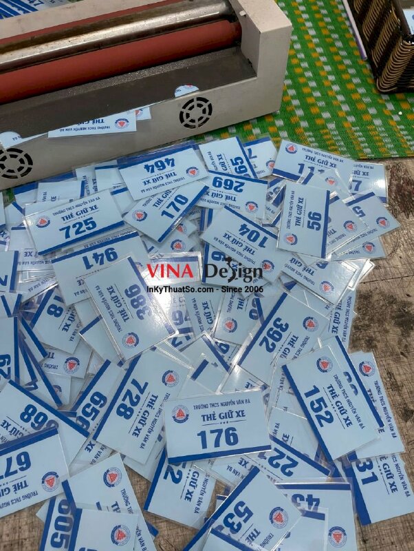 In thẻ giữ xe trường THCS, thẻ xe ép plastic in 2 mặt giống nhau, đánh số nhảy - INKTS3615