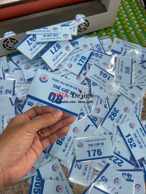In thẻ giữ xe trường THCS, thẻ xe ép plastic in 2 mặt giống nhau, đánh số nhảy - INKTS3615