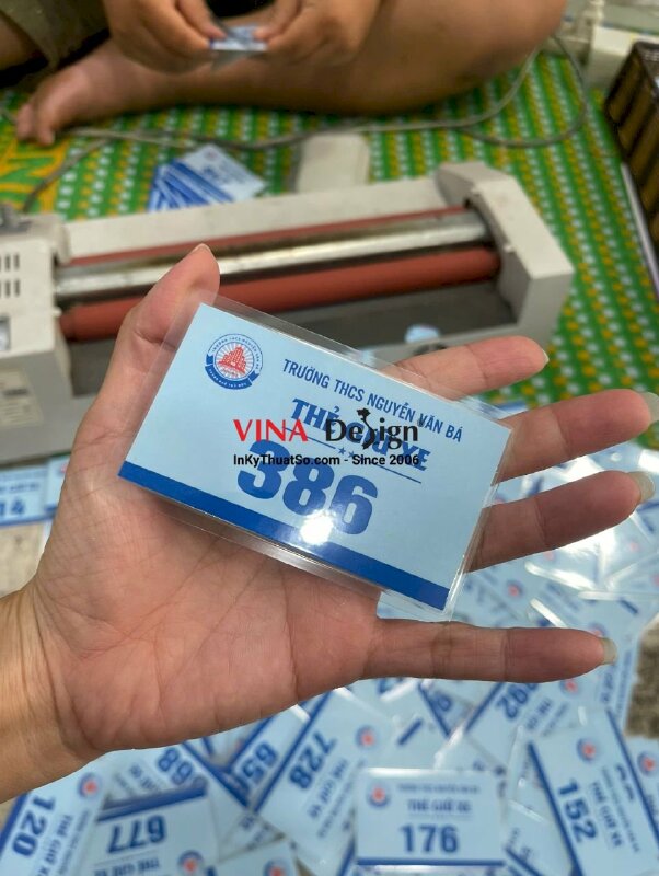 In thẻ giữ xe trường THCS, thẻ xe ép plastic in 2 mặt giống nhau, đánh số nhảy - INKTS3615