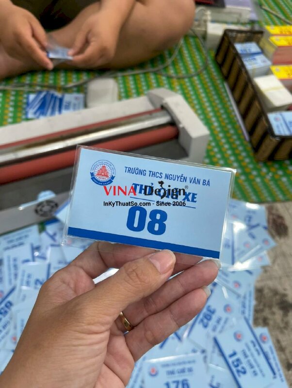 In thẻ giữ xe trường THCS, thẻ xe ép plastic in 2 mặt giống nhau, đánh số nhảy - INKTS3615