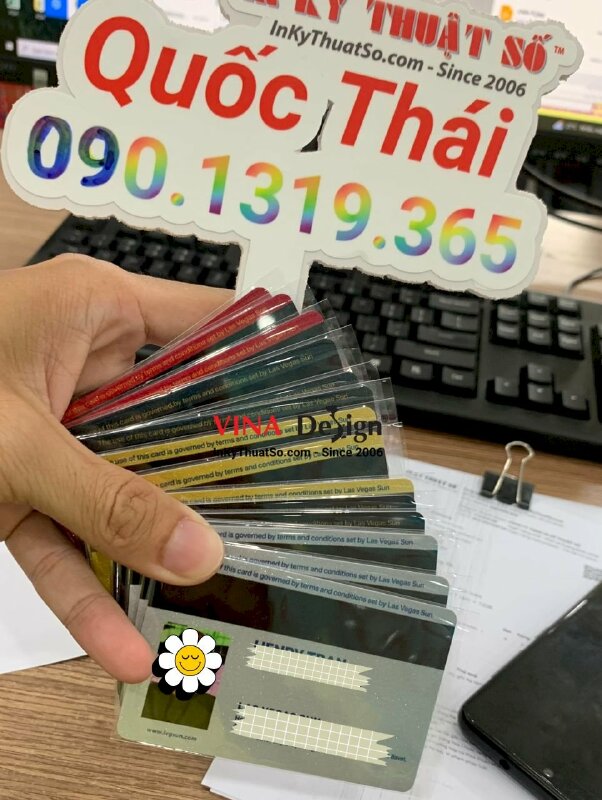 In thẻ nhựa phủ nhủ ép bóng làm thẻ nhân viên, chấm công - INKTS436