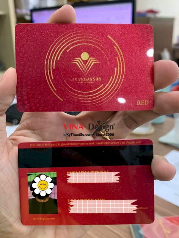 In thẻ nhựa phủ nhủ ép bóng làm thẻ nhân viên, chấm công - INKTS436