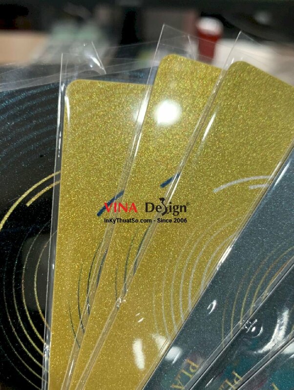 In thẻ nhựa phủ nhủ ép bóng làm thẻ nhân viên, chấm công - INKTS436