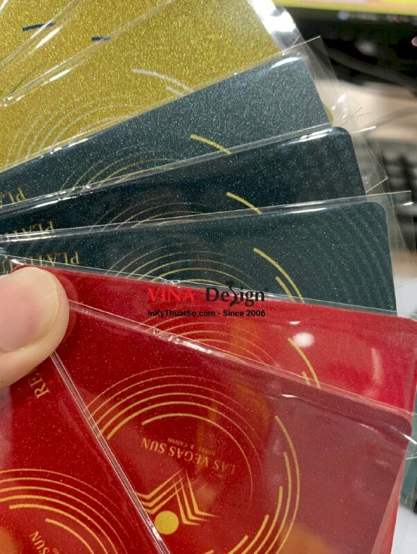 In thẻ nhựa phủ nhủ ép bóng làm thẻ nhân viên, chấm công - INKTS436