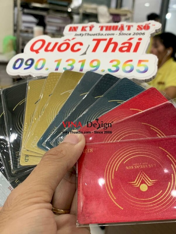 In thẻ nhựa phủ nhủ ép bóng làm thẻ nhân viên, chấm công - INKTS436