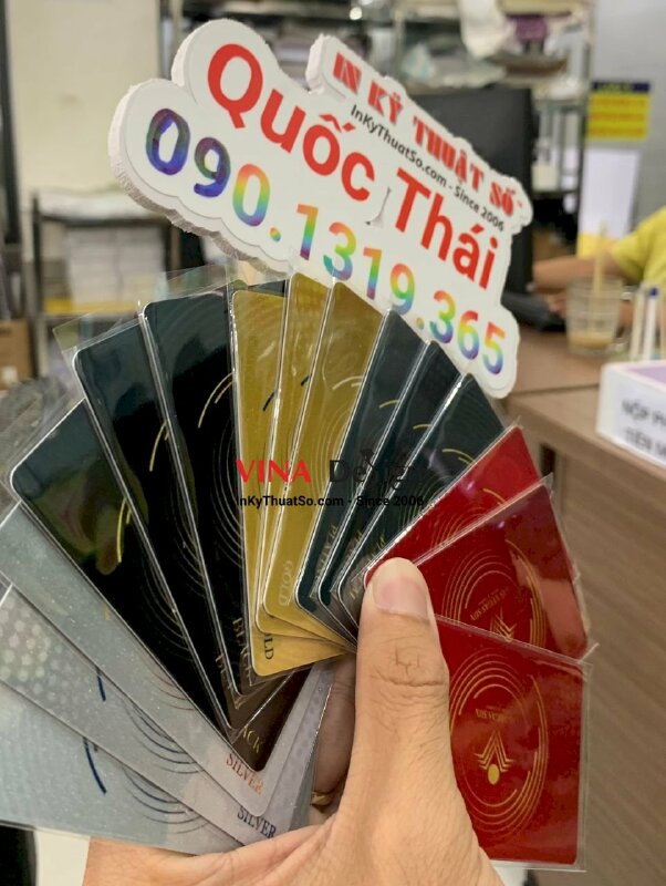 In thẻ nhựa phủ nhủ ép bóng làm thẻ nhân viên, chấm công - INKTS436