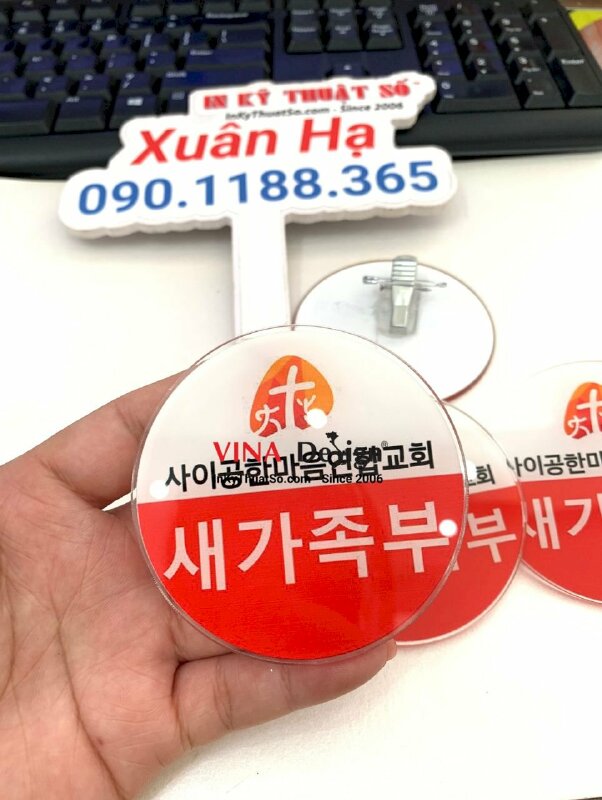 In thẻ tên Mica tròn đường kính 7cm, gắn ghim cài, kẹp gài áo - INKTS1308