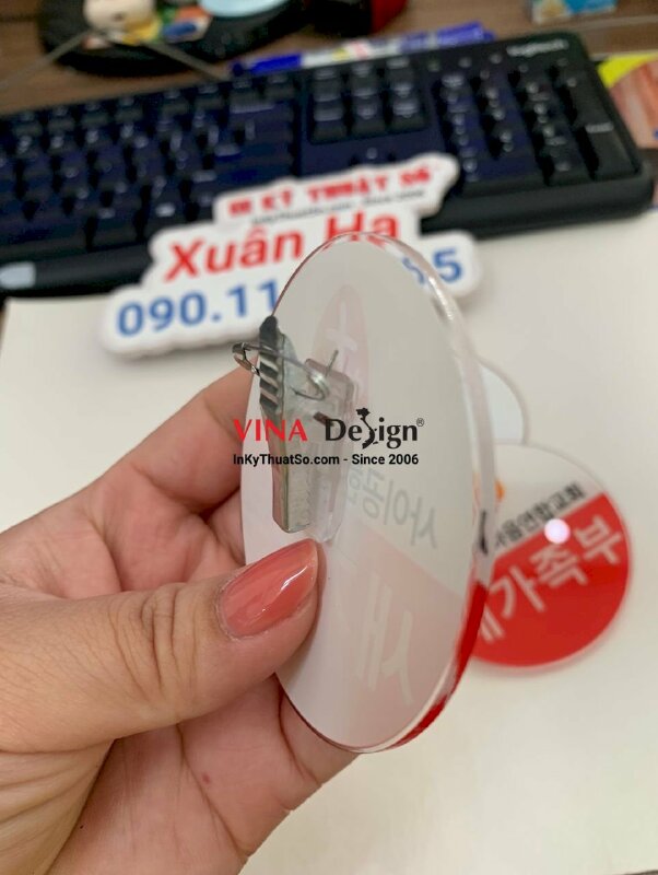 In thẻ tên Mica tròn đường kính 7cm, gắn ghim cài, kẹp gài áo - INKTS1308