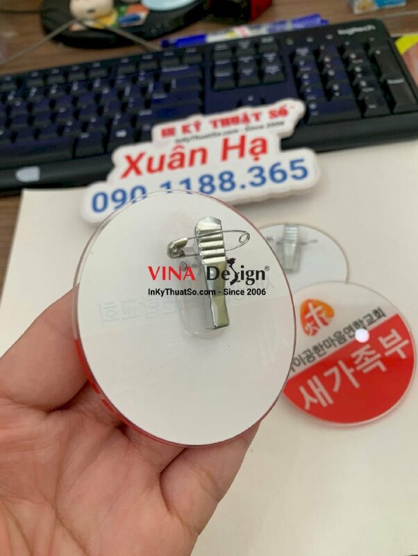 In thẻ tên Mica tròn đường kính 7cm, gắn ghim cài, kẹp gài áo - INKTS1308