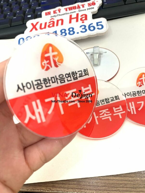 In thẻ tên Mica tròn đường kính 7cm, gắn ghim cài, kẹp gài áo - INKTS1308